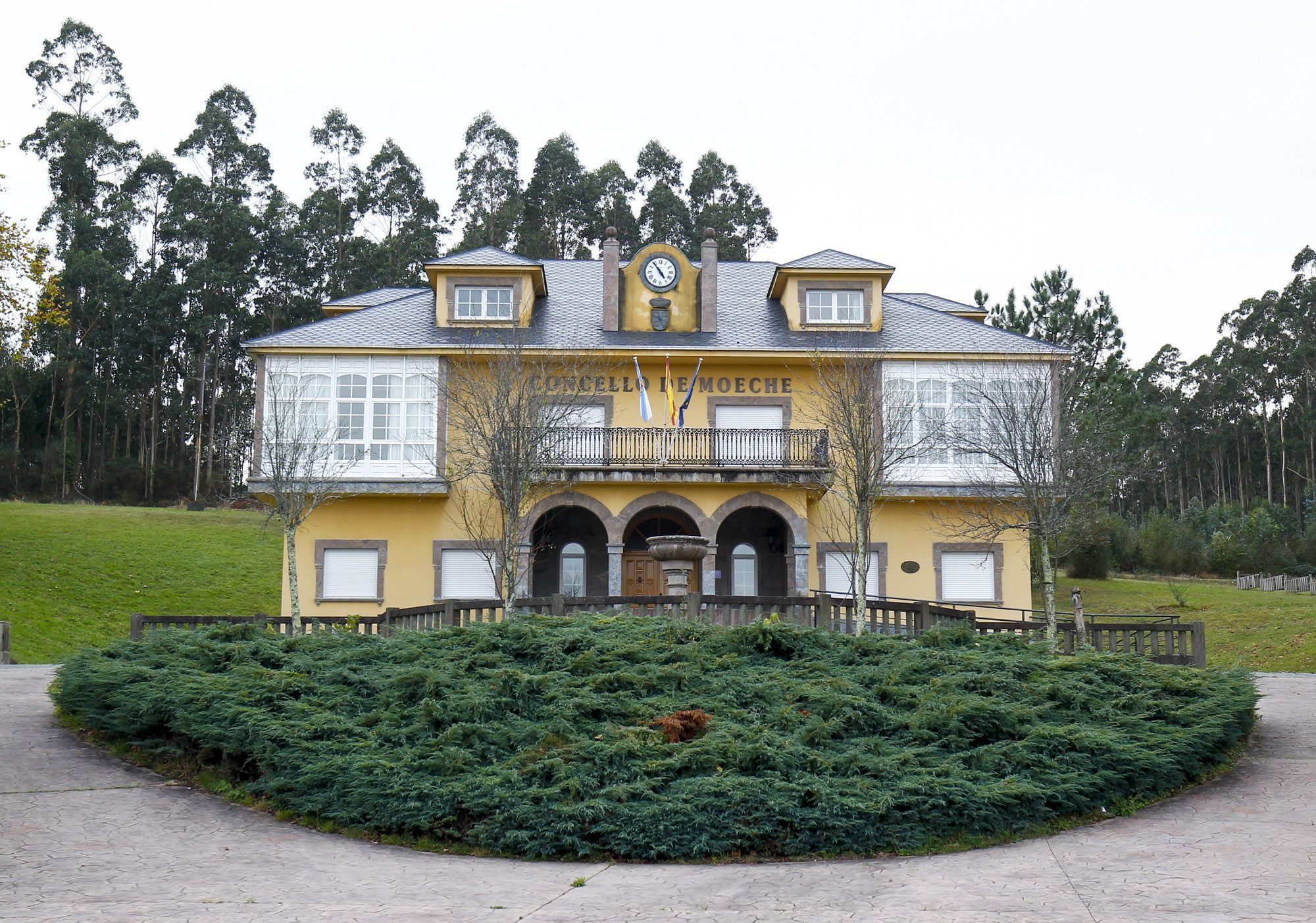 Casa consistorial del Concello de Moeche (foto: Mero Barral / Ferrol360)