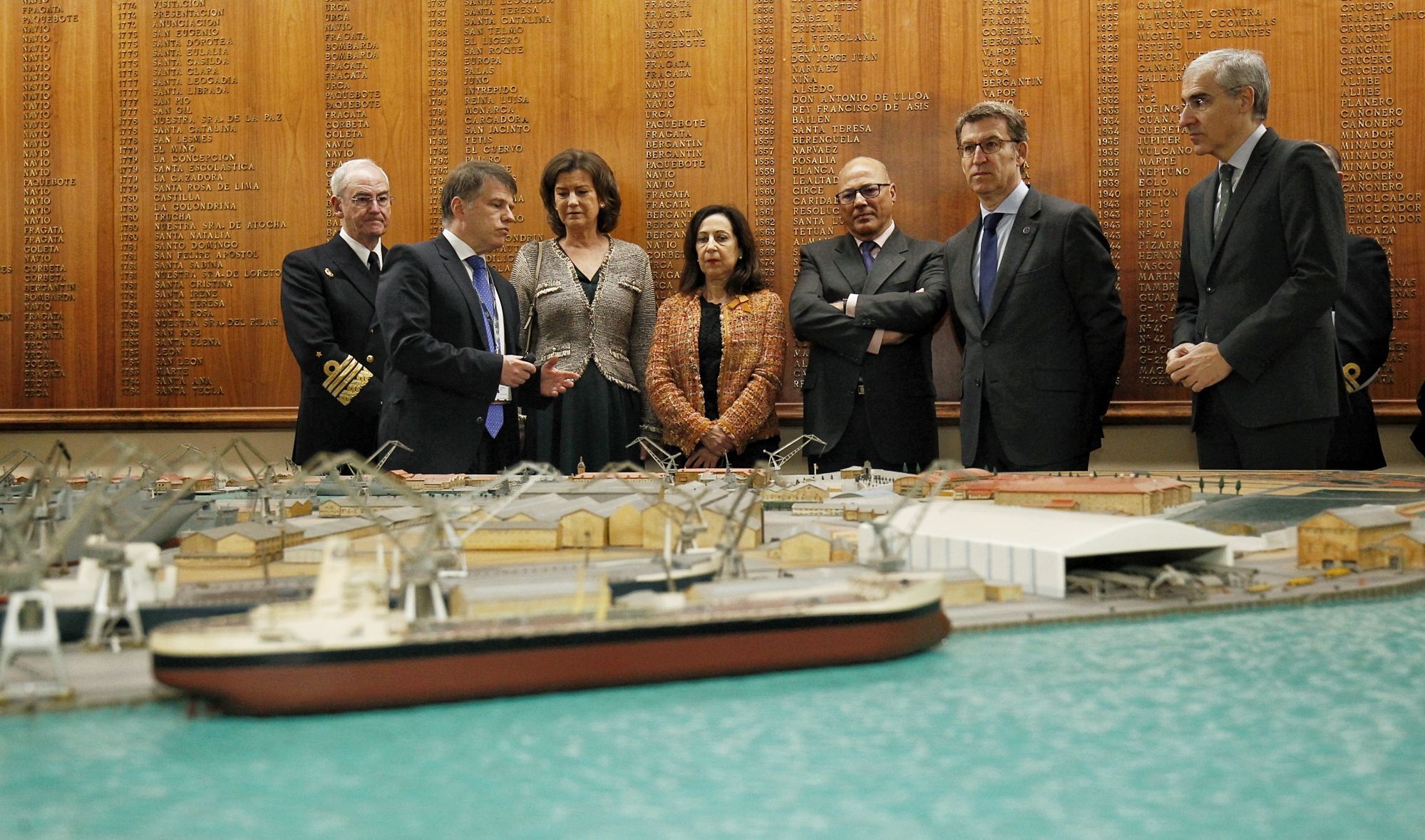 La presidenta de Navantia, Susana de Sarriá, acompaña a la ministra de Defensa, Margarita Robles, y el presidente de la Xunta de Galicia, Alberto Núñez Feijoo, en el astillero de Ferrol (foto: Mero Barral / Ferrol360)