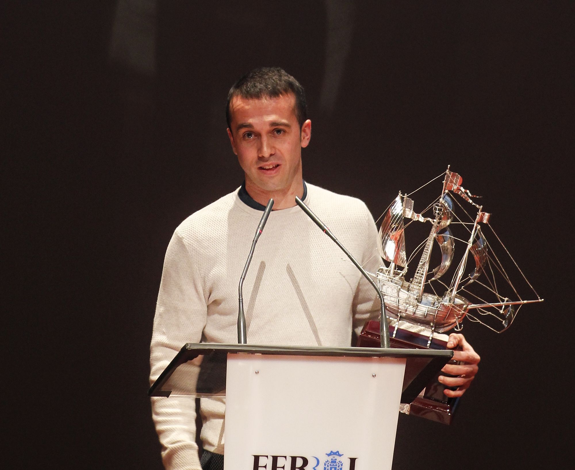 Adri, tras recoger la Carabela de Plata en la Gala del Deporte de Ferrol (foto: Mero Barral / Ferrol360)