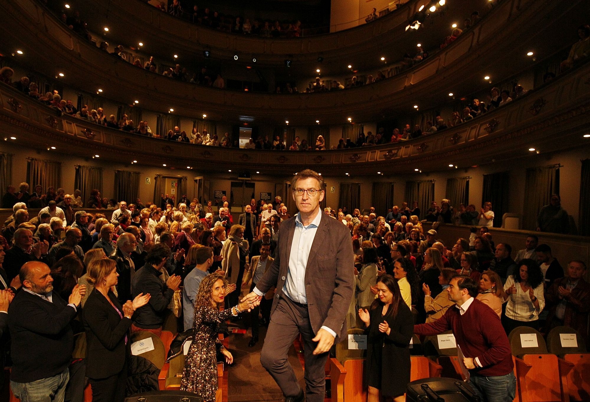 Feijóo sube al escenario del Jofre en el mitin del PP (foto: Mero Barral / Ferrol360)
