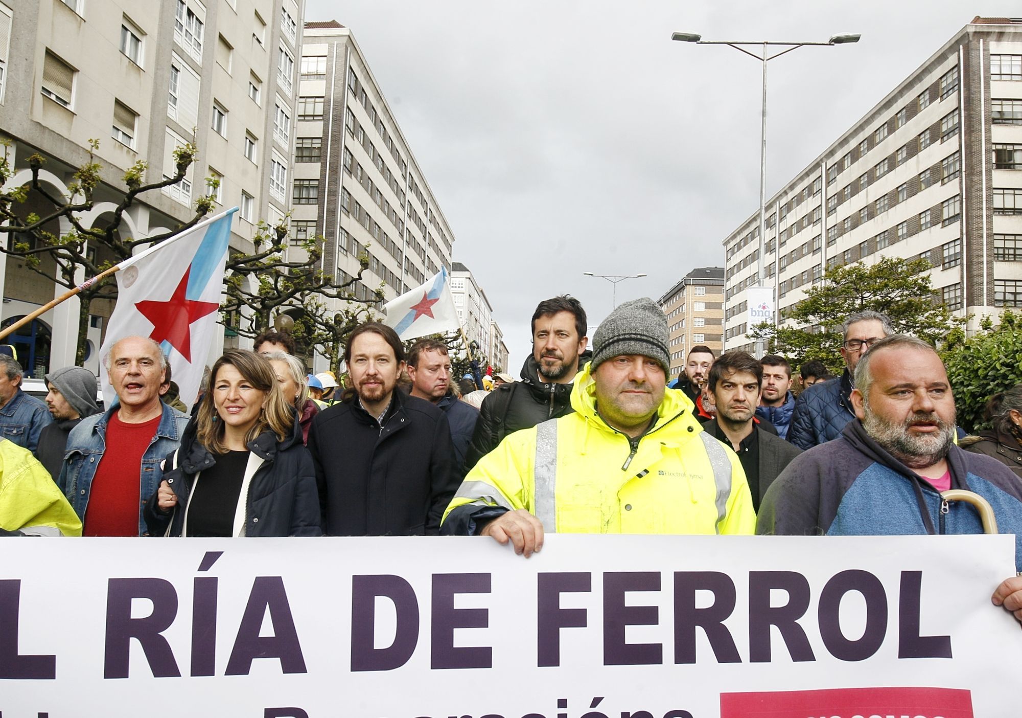Cabecera de la protesta del naval a su paso por Esteiro (foto: Mero Barral / Ferrol360)
