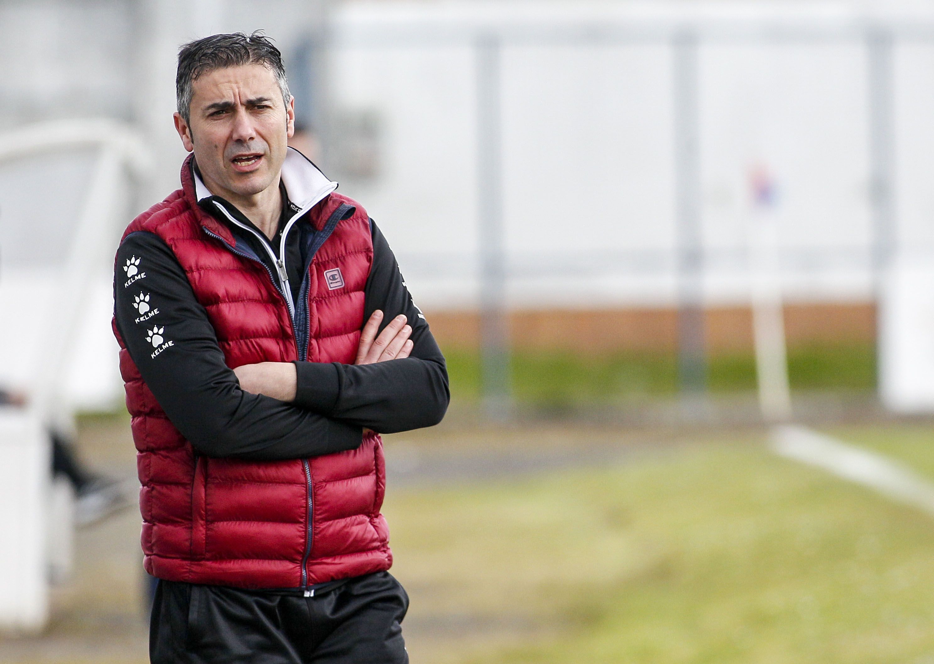 Marco Roca, técnico del As Pontes, durante el duelo con el Castro (foto: Mero Barral / Ferrol360)