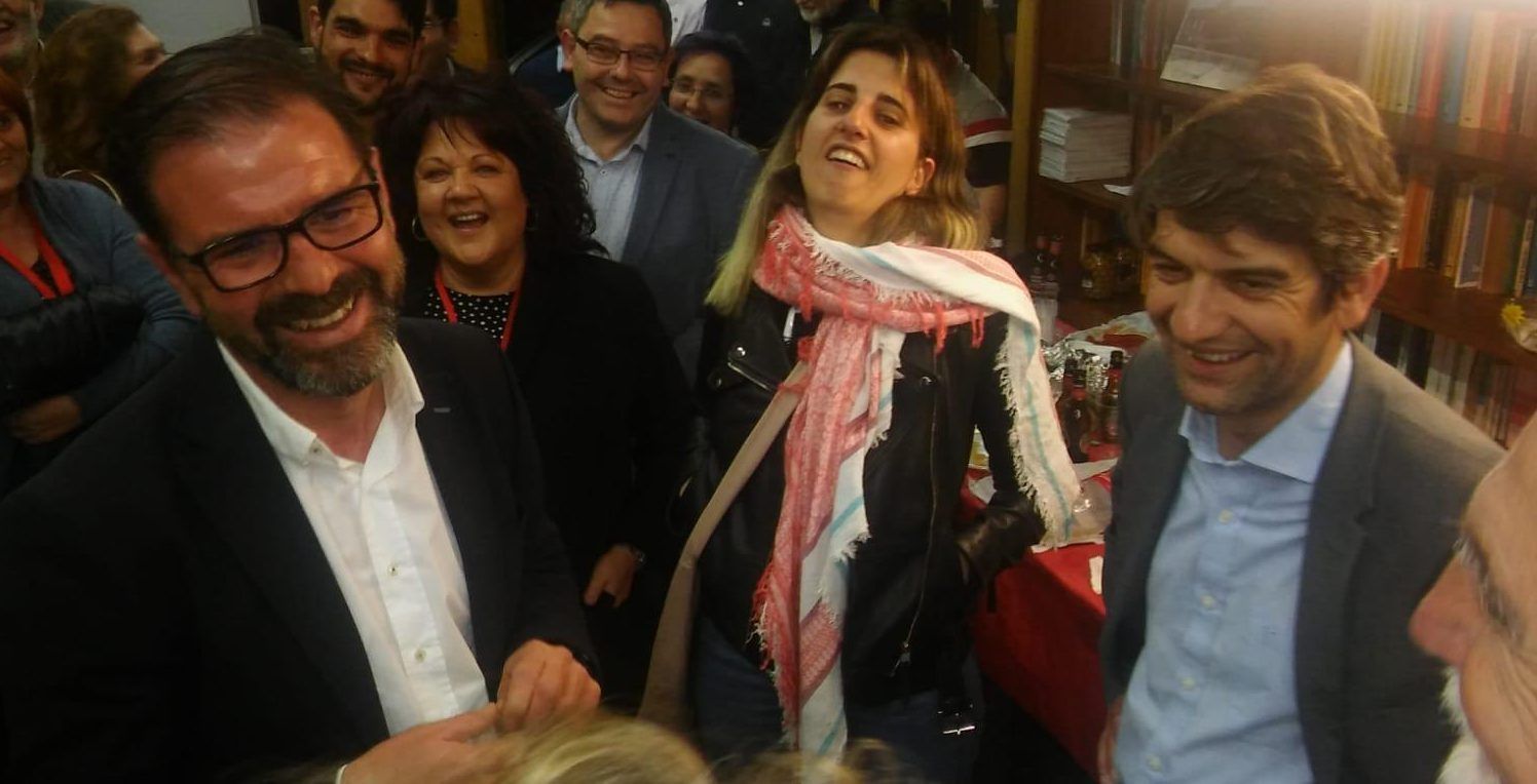 Suárez visitó la sede socialista al final de la larga jornada electoral para felicitar a Mato 