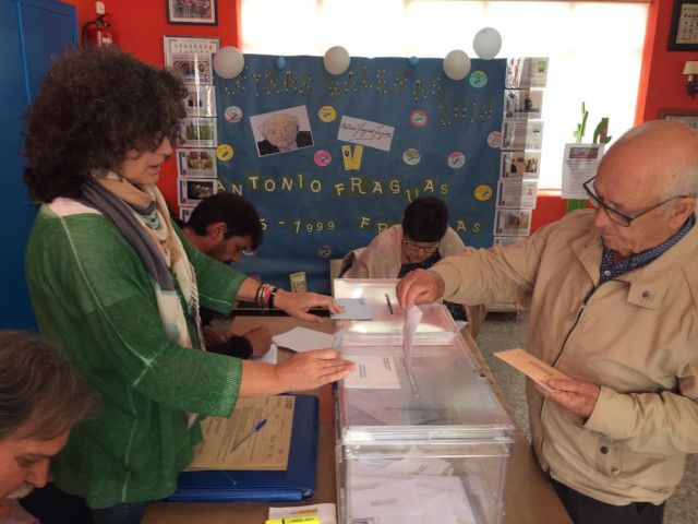 Votaciones en las elecciones municipales de este domingo en el colegio Juan de Lángara de Ferrol (foto: Ferrol360)