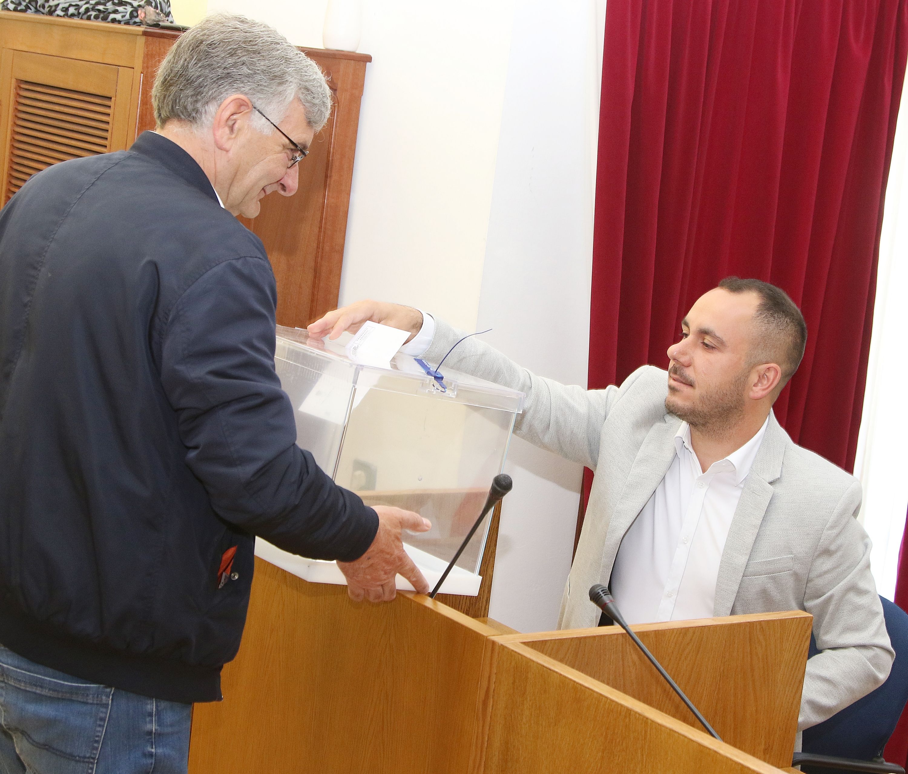 Pleno de investidura de Carlos Ladra como alcalde de Cabanas (foto: Ferrol360)