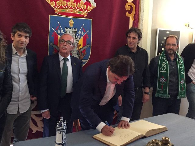 Rivera firma en el libro de oro de la ciudad (foto: Ferrol360)