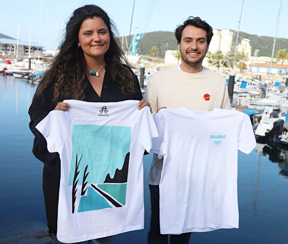 Paola Doallo y Jorge Cobelo mostrando las camisetas del 'Nachiños Fest' (cedida)