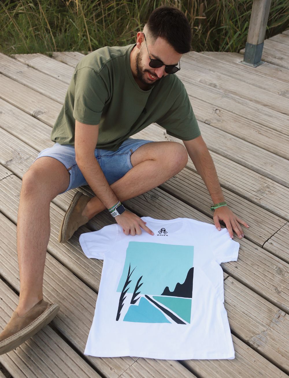 Lomba mostrando el diseño de Paola en la espalda de la camiseta (cedida)