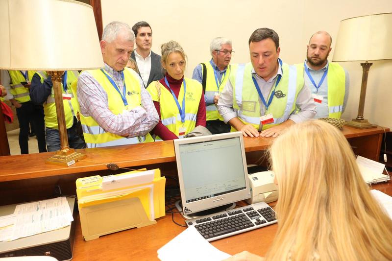 Representantes políticos y de trabajadores, en el interior del Congreso (foto: Mosrey / Ferrol360)