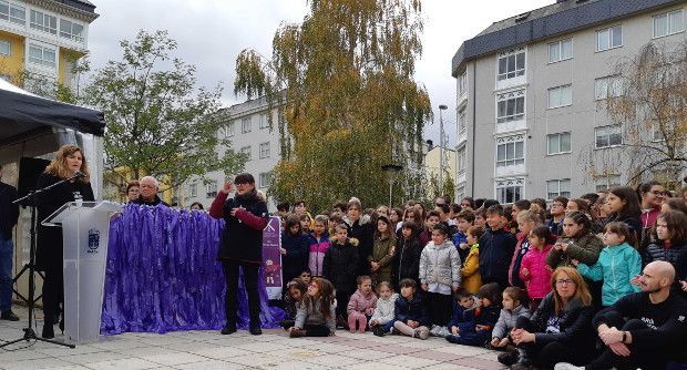 Escolares, vecinos y representantes municipales se reunieron en A Gándara (foto: Concello)