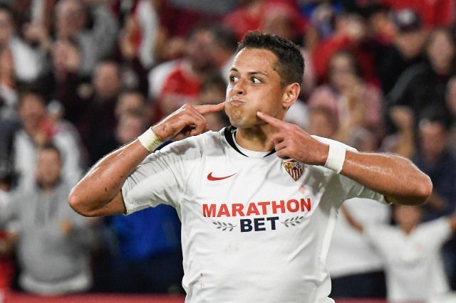 Chicharito celebra uno de sus goles de esta temporada (foto: Sevilla FC)
