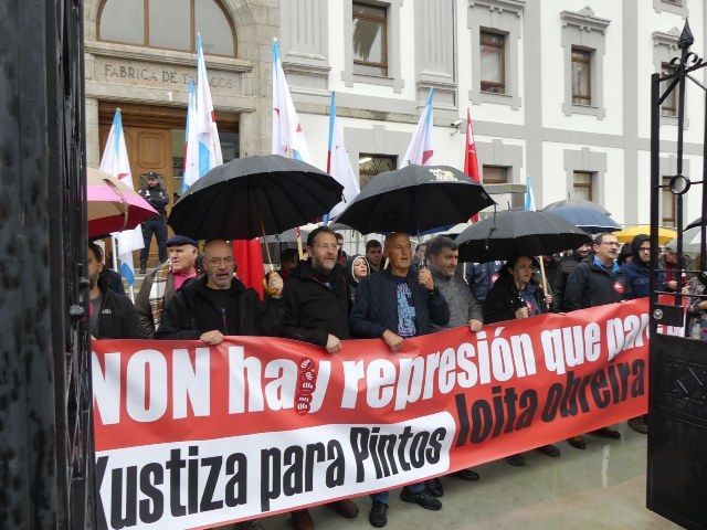 Protesta a las puertas de la Audiencia (foto: CIG)