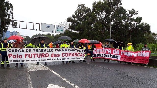 Los manifestantes, a su llegada al puente de As Pías (foto: CGT)