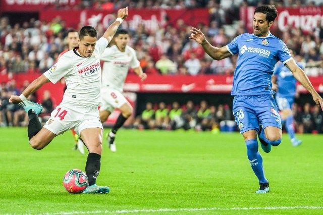 Chicharito Hernández, a la izquierda, en un partido del Sevilla esta temporada (foto: Sevilla FC)