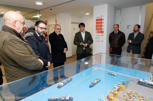 La comitiva, en la terminal de contenedores de Caneliñas (foto: Concello de Ferrol)