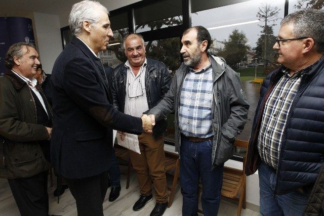 Conde, a su llegada a la reunión (foto: Xunta de Galicia)