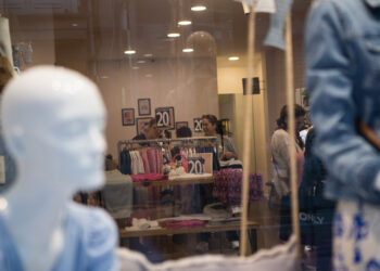 La Fashion Weekend arranca en un ambiente de verano y con ganas de calle