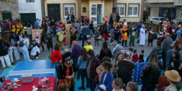 Una tarde de orejas, chocolate caliente y juegos en el Entroido de Ares