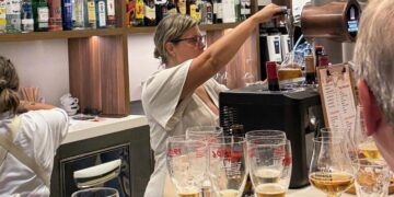 El bar ‘Gran Vía’ reabre con gran acogida vecinal en el Inferniño