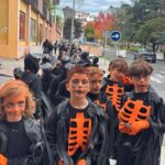 Alumnos del Ludy llenan de color y fantasía las calles del Ensanche con su desfile de Samaín