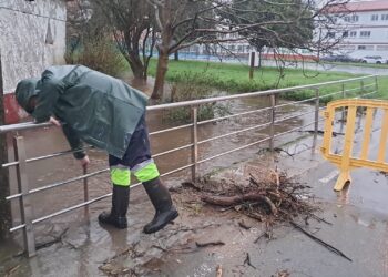 Un tronco bloquea el río Cádavo y provoca un desbordamiento en Fene que obliga a actuar de urgencia
