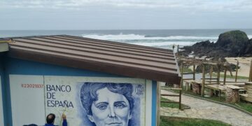 Valdoviño rinde homenaje a Rosalía de Castro con un nuevo mural en la playa de A Frouxeira
