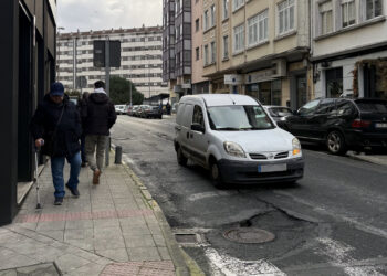 Los baches disparan el riesgo en Ferrol: «Siempre tengo que estar pendiente para no caer»