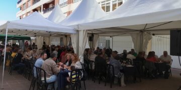 San Valentín enamora a sus vecinos con verbena, churrascada y fiesta