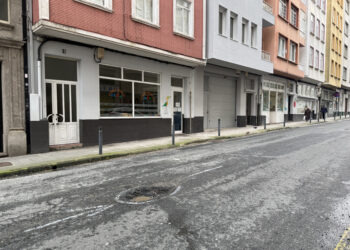 Los baches disparan el riesgo en Ferrol: «Siempre tengo que estar pendiente para no caer»