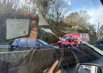 Accidente entre un coche y una furgoneta de reparto en las Curvas de Santa Ana de Fene