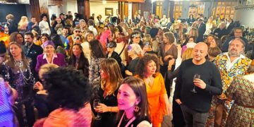 Carnaval solidario en Ferrol: cine, disfraces y música en directo en una gran cena contra el cáncer