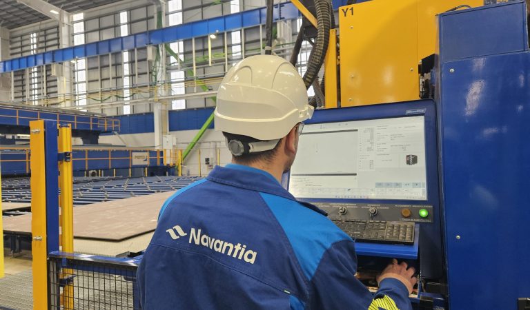 Operario en controles de soldadura (cedida por Navantia)