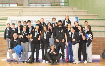 Miembros del club Kang con sus medallas