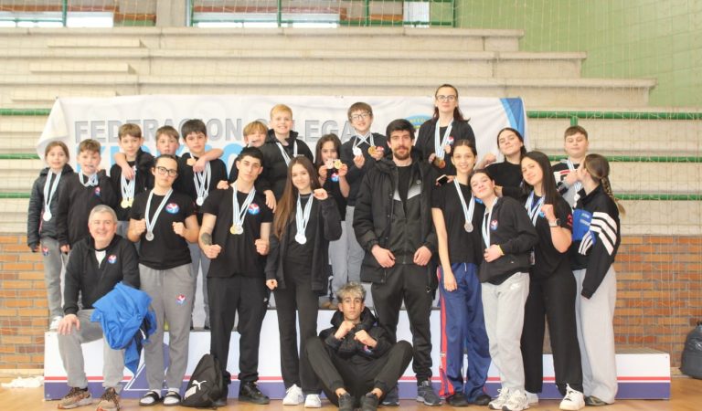 Miembros del club Kang con sus medallas