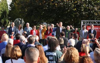 PabloIglesias chapa concentración aniversario