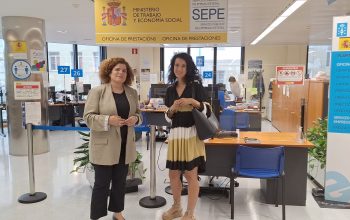 María Rivas y Estefanía Pita en las oficinas del SEPE en Ferrol