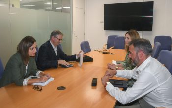 A directora xeral de Mobilidade, Judit Fontela, reúnese co dire