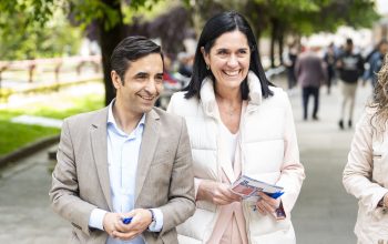 Paula Prado y José Manuel Rey participan en un reparto electoral por las calles de Ferrol