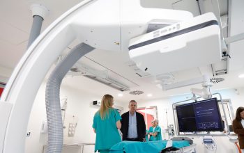 Conselleiro Sanidade visita sala radioloxia vascular Ferrol