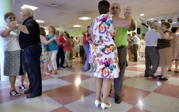 Personas mayores bailando