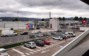 Vista del aparcamiento del Mercadona de As Lagoas