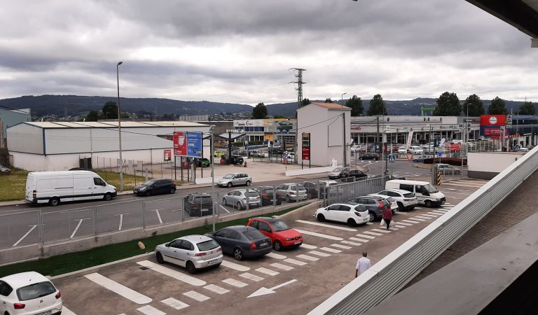 Vista del aparcamiento del Mercadona de As Lagoas