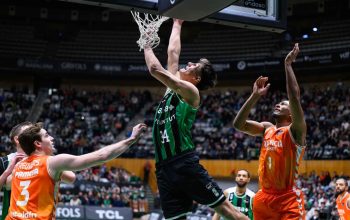 Diego Blanco anota su primera canasta en su debut en la ACB. Foto: Televisión Ferrol