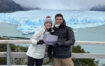 Carmen y su pareja en el glaciar Perito Moreno de Argentina