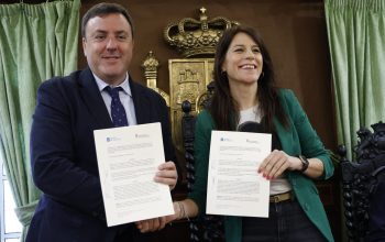 Maria Allegue y Valentín Formoso en la firma dela cuerdo en Cannes