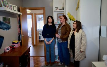 La conselleira de Vivenda e Planificación de Infraestruturas, María Martínez Allegue en una vivienda