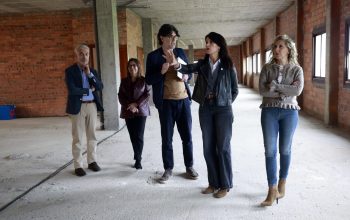 Allegue e Aneiros en la estructura que albergará las viviendas