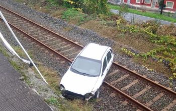 ACCIDENTE COCHE PERLIO VIAS DEL TREN
