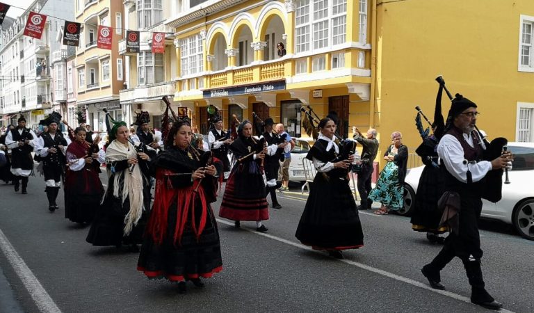 Airiños de Fene en el desfile de Ortigueira. Imagen tomada de su página web