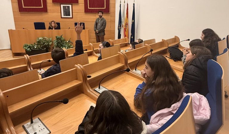 Foto: Alumnos participando no escape room del Concello de Narón. Foto:cedida